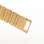 Photo en gros plan d'une Piaget 791 Polo des années 1980. Boîtier de 30mm, or jaune 18k, cadran en or, bracelet intégré en or 18k et mouvement à quartz.