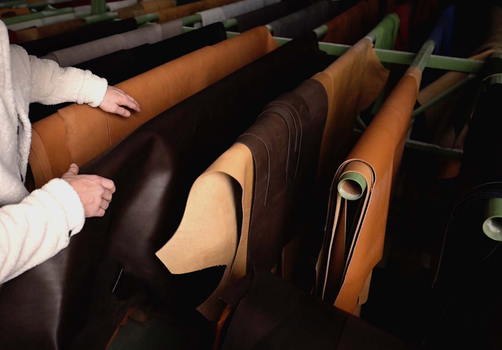 Les peaux de cuir marron et beige touchées à la main sont stockées.