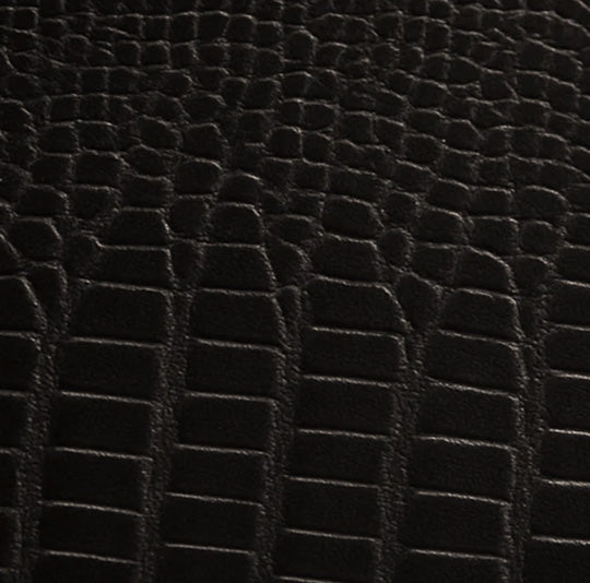 Gros plan sur du cuir noir texturé avec un motif lézard