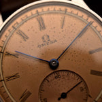 Gros plan sur une Omega Art Deco Roman Sub Second 1939 Montre Vintage en acier avec cadran saumon patiné