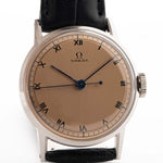 Montre Omega Medicus Salmon Roman de 1944. 28 mm, acier inoxydable, calibre 23.4 SC à remontage manuel, cadran saumon impeccable, chiffres romains et bracelet en cuir noir.