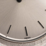 Photo en gros plan d'une Patek Philippe 3520 Calatrava 18k des années 1970. Boîtier de 32 mm en or blanc 18k avec mouvement à remontage manuel, cadran original argenté et bracelet en or blanc.