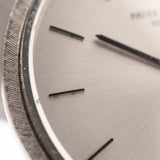Photo en gros plan d'une Patek Philippe 3520 Calatrava 18k des années 1970. Boîtier de 32 mm en or blanc 18k avec mouvement à remontage manuel, cadran original argenté et bracelet en or blanc.