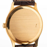 Gros plan sur le boîtier de la Patek Philippe 3923 Calatrava datant des années 1990. 32mm en or jaune 18k avec mouvement à vent manuel, cadran Sigma, bracelet en cuir d'origine et boucle en or 18k.