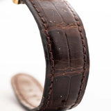 Gros plan sur un bracelet en cuir original de la Patek Philippe 3923 Calatrava datant des années 1990. 32mm en or jaune 18k avec mouvement manuel, cadran Sigma et boucle en or 18k.