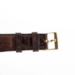 Gros plan sur un bracelet en cuir original de la Patek Philippe 3923 Calatrava datant des années 1990. 32mm en or jaune 18k avec mouvement manuel, cadran Sigma et boucle en or 18k.