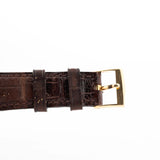 Gros plan sur un bracelet en cuir original de la Patek Philippe 3923 Calatrava datant des années 1990. 32mm en or jaune 18k avec mouvement manuel, cadran Sigma et boucle en or 18k.