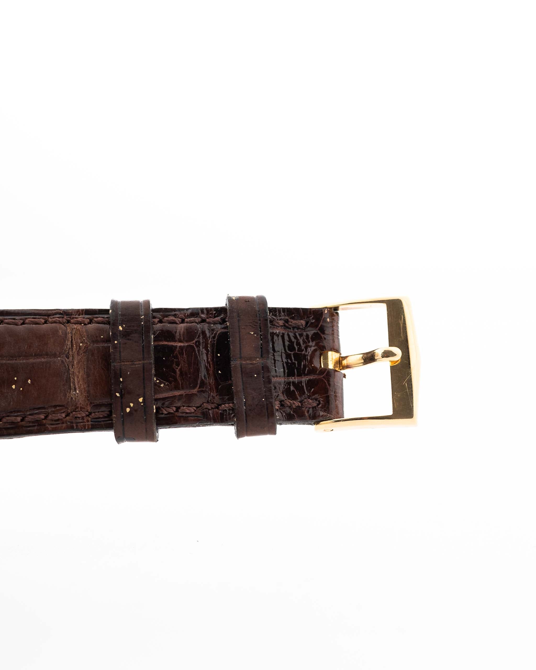 Gros plan sur un bracelet en cuir original de la Patek Philippe 3923 Calatrava datant des années 1990. 32mm en or jaune 18k avec mouvement manuel, cadran Sigma et boucle en or 18k.