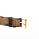 Gros plan sur un bracelet en cuir original de la Patek Philippe 3923 Calatrava datant des années 1990. 32mm en or jaune 18k avec mouvement manuel, cadran Sigma et boucle en or 18k.