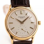 Gros plan sur une Patek Philippe 3923 Calatrava avec cadran datant des années 1990. 32mm en or jaune 18k avec mouvement à vent manuel, cadran Sigma, bracelet en cuir d'origine et boucle en or 18k.