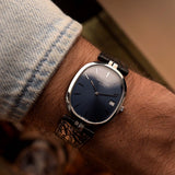 Montre Patek Philippe 3930 Ellipse vintage, acier inoxydable, cadran bleu soleillé, boîtier en forme d'ellipse, mouvement à quartz, au poignet, arrière-plan flou