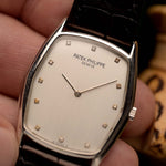 Montre Patek Philippe Gondolo 3842P Platinum des années 1980. 28mm x 37mm avec boîtier en platine 950, calibre 177, cadran argenté impeccable avec index diamants et bracelet en cuir noir d'origine.