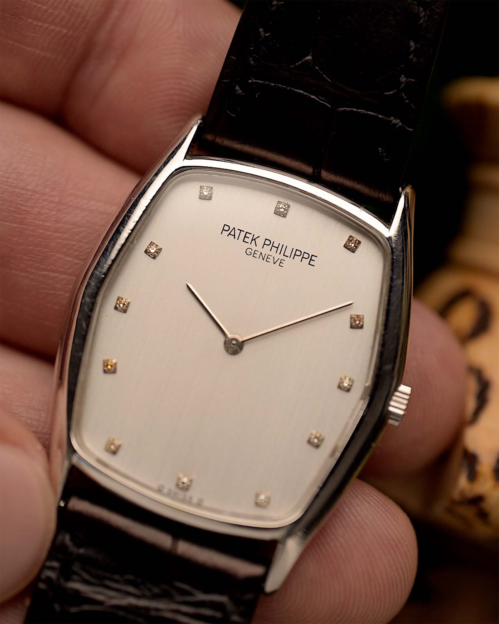 Montre Patek Philippe Gondolo 3842P Platinum des années 1980. 28mm x 37mm avec boîtier en platine 950, calibre 177, cadran argenté impeccable avec index diamants et bracelet en cuir noir d'origine.