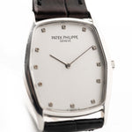 Patek Philippe Gondolo 3842P Platinum des années 1980. 28 mm x 37 mm avec boîtier en platine 950, calibre 177, cadran argenté impeccable avec index diamants et bracelet en cuir noir d'origine.