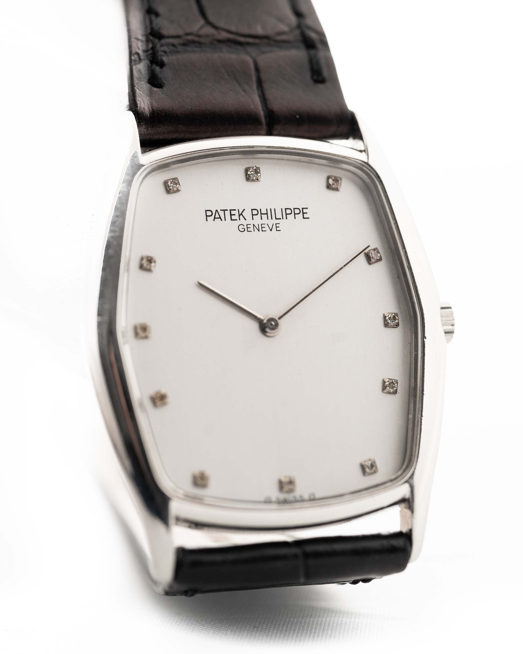 Patek Philippe Gondolo 3842P Platinum des années 1980. 28 mm x 37 mm avec boîtier en platine 950, calibre 177, cadran argenté impeccable avec index diamants et bracelet en cuir noir d'origine.