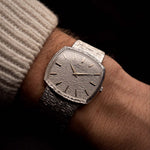 Montre Piaget Vintage TV 12401 Montre Vintage Boîtier TV en or blanc Montre Vintage Cadran martelé blanc Calibre 12P1 sur bracelet intégré sur fond noir