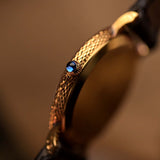 Montre vintage Piaget 9016 Altiplano des années 1980, boîtier en or jaune 18 carats de 27 mm, calibre 9P à remontage manuel, cadran blanc d'origine, bracelet en cuir au poignet, couronne abîmée.