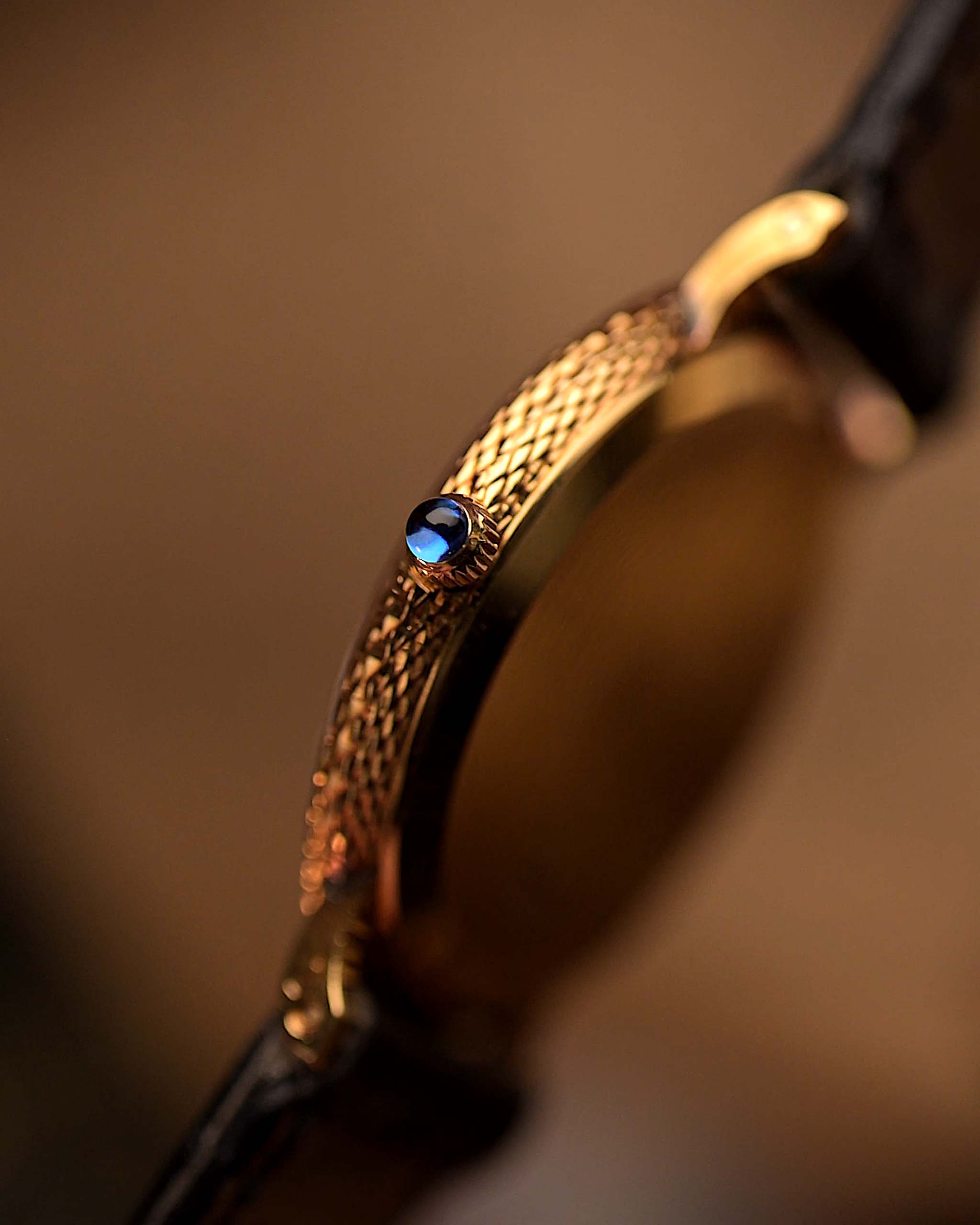 Montre vintage Piaget 9016 Altiplano des années 1980, boîtier en or jaune 18 carats de 27 mm, calibre 9P à remontage manuel, cadran blanc d'origine, bracelet en cuir au poignet, couronne abîmée.