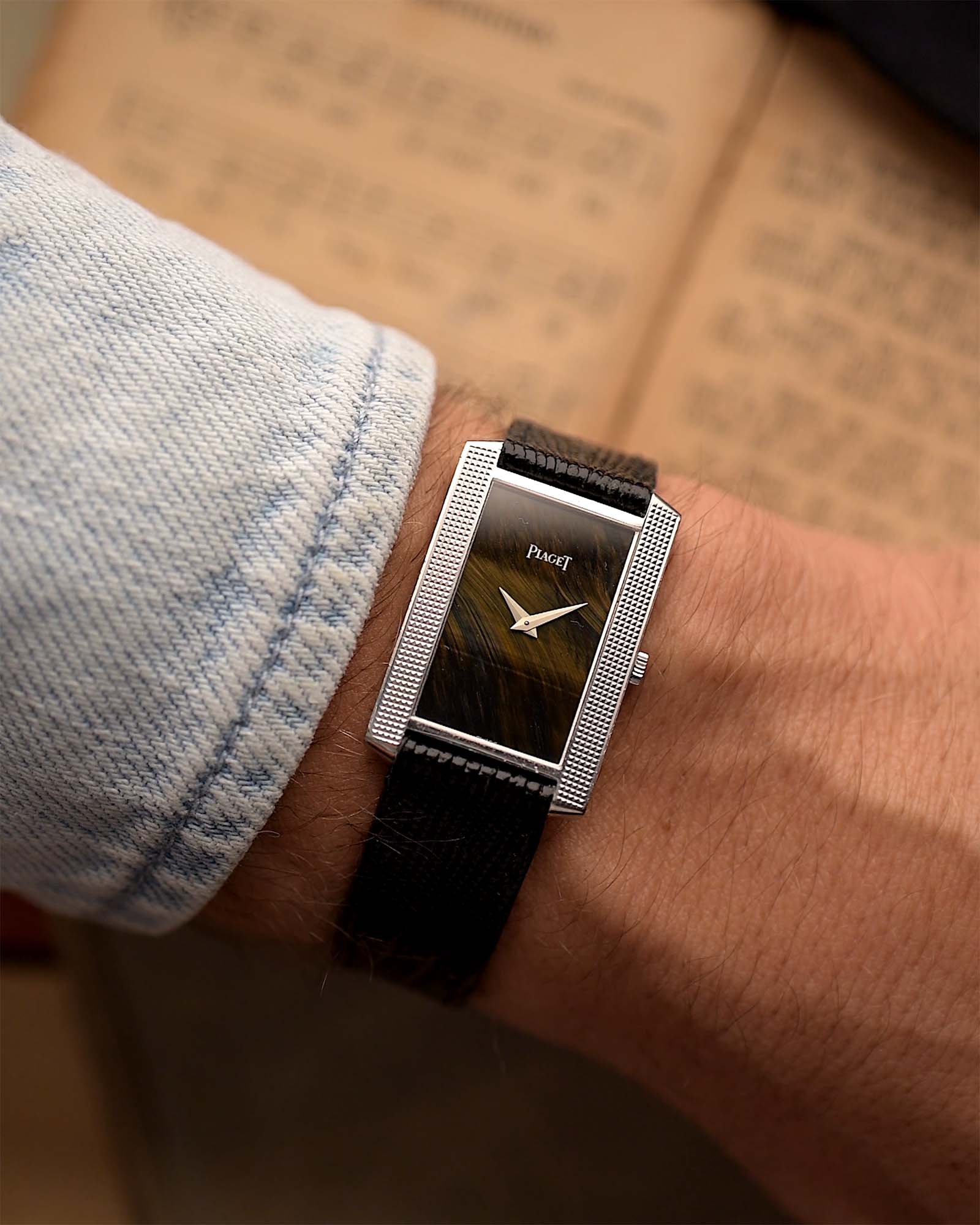 Montre vintage Piaget 9214 Rectangular Hawk Eye 18k des années 1970 sur un poignet. 