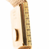 Gros plan sur le boîtier vintage Piaget Polo 7131 C5. 23mm en or jaune 18k avec cadran guilloché, bracelet intégré en or 18k et mouvement à quartz.