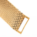 Gros plan sur le bracelet vintage Piaget Polo 7131 C5. 23mm en or jaune 18k avec cadran guilloché, bracelet intégré en or 18k et mouvement à quartz.