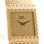 Gros plan sur le poignet de la Piaget Polo 7131 C5 des années 1980. 23mm en or jaune 18k avec cadran guilloché, bracelet intégré en or 18k et mouvement à quartz.