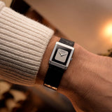 Montre Piaget Protocole 9151 vintage, or blanc 18 carats, cadran en onyx, forme tank, mouvement Calibre 9P, bracelet en cuir, au poignet, fond flou