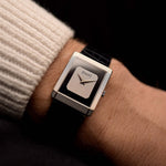 Montre Piaget Protocole 9151 vintage, or blanc 18 carats, cadran en onyx, forme tank, mouvement Calibre 9P, bracelet en cuir, au poignet