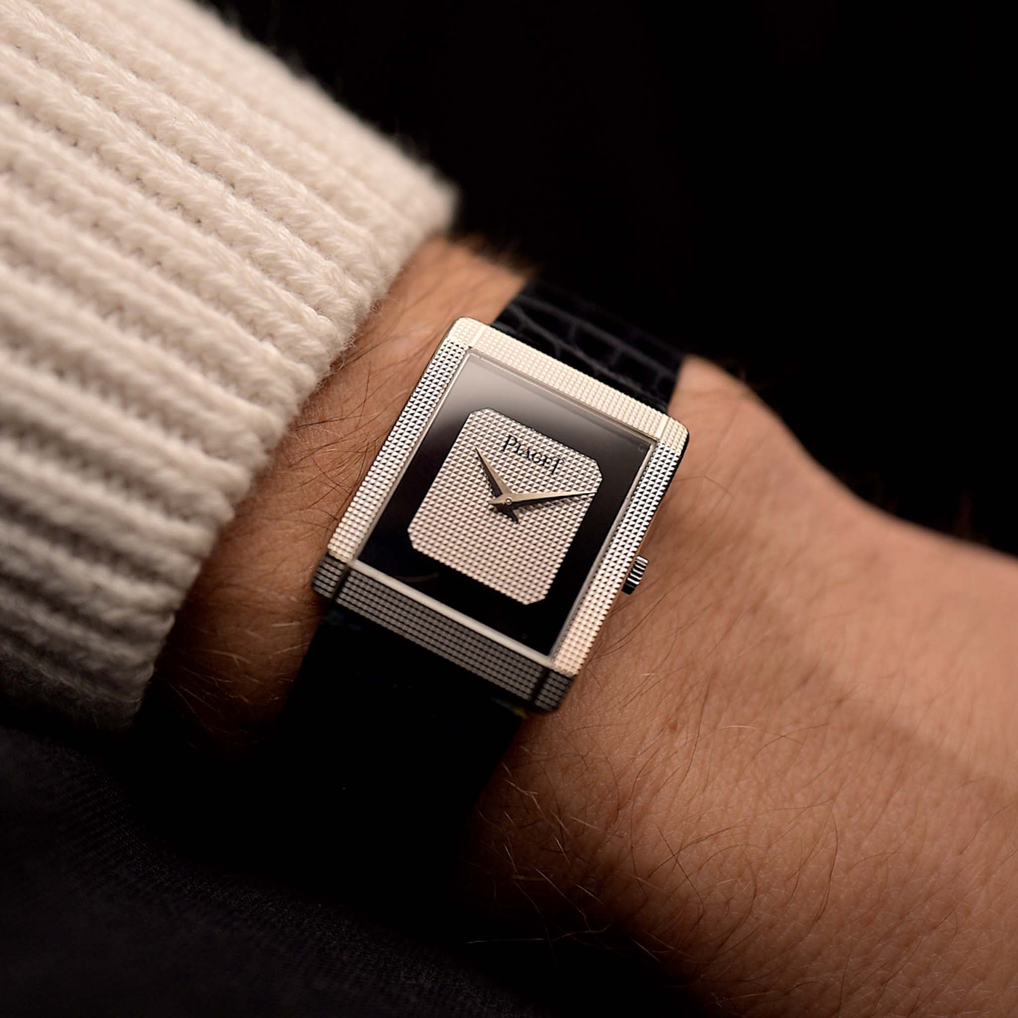 Montre Piaget Protocole 9151 vintage, or blanc 18 carats, cadran en onyx, forme tank, mouvement Calibre 9P, bracelet en cuir, au poignet