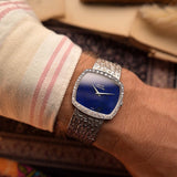 Montre Piaget TV 12735 Lapis Lazuli Diamond des années 1970. 32mm en or blanc 18k avec calibre automatique 12P1, cadran Lapis Lazuli, lunette en diamant et bracelet intégré en or blanc 18k. 12P1, cadran en Lapis Lazuli, lunette en diamant et bracelet intégré en or blanc 18k.