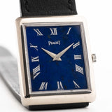 Montre Piaget Tank 9150 Lapis Lazuli 18k Roman des années 1970. 23mm avec boîtier en or blanc 18k, cadran en Lapislazuli, remontage manuel, calibre 9P, bracelet en cuir noir en très bon état.