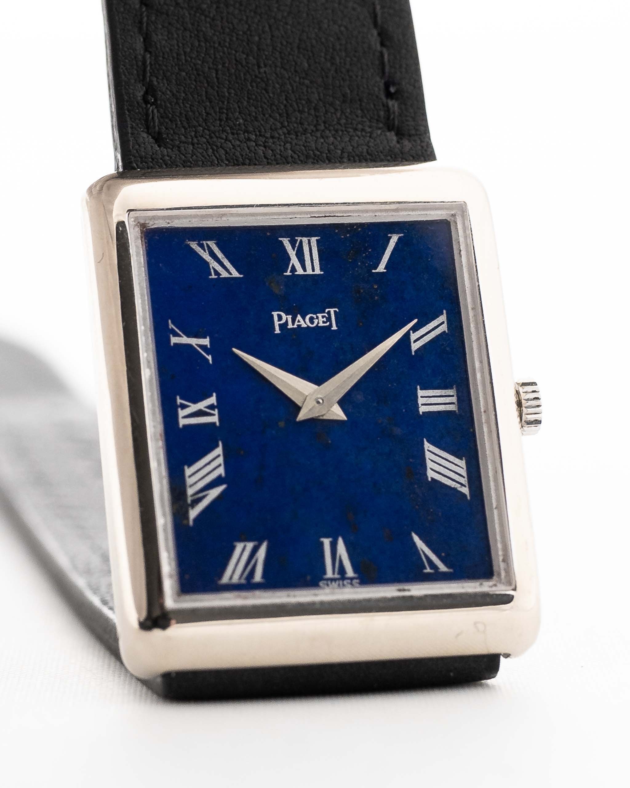 Montre Piaget Tank 9150 Lapis Lazuli 18k Roman des années 1970. 23mm avec boîtier en or blanc 18k, cadran en Lapislazuli, remontage manuel, calibre 9P, bracelet en cuir noir en très bon état.