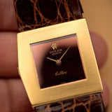 Montre vintage Rolex Cellini 4017 Midas Ruby Red des années 1970. 28mm avec boîtier en or jaune 18k, mouvement à remontage manuel, cadran rouge rubis brillant et bracelet en cuir Rolex d'origine.