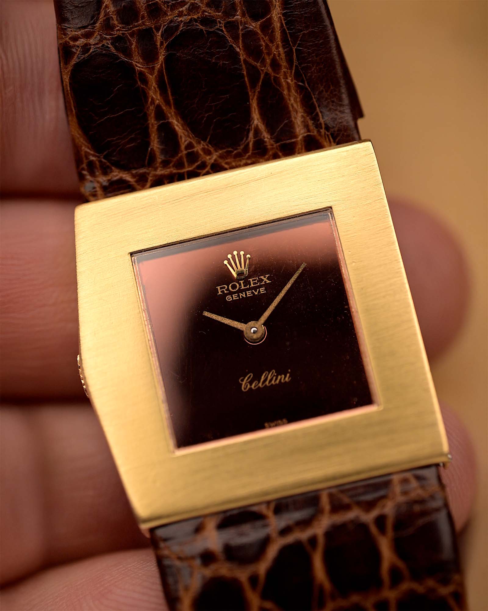 Montre vintage Rolex Cellini 4017 Midas Ruby Red des années 1970. 28mm avec boîtier en or jaune 18k, mouvement à remontage manuel, cadran rouge rubis brillant et bracelet en cuir Rolex d'origine.