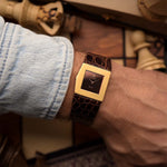 Montre vintage Rolex Cellini 4017 Midas Ruby Red des années 1970 sur un poignet. 