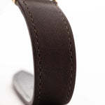 Gros plan sur une Rolex Cellini 4083 Ombre de 1973. 33mm avec boîtier en or jaune 18k, mouvement à remontage manuel, cadran Ombre marron d'origine et bracelet en cuir.