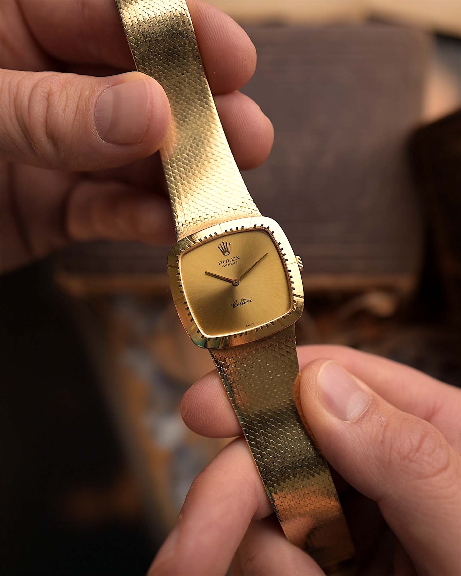 Montre vintage Rolex Cellini 4084 Square 18k de 1978. 30mm avec boîtier en or jaune 18k, mouvement à remontage manuel, cadran doré et bracelet original en or jaune 18k.