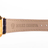 Photo en gros plan d'une Rolex Cellini 4087 Rectangulaire de 1995. 27,5 mm en or jaune 18 carats avec mouvement à remontage manuel, cadran argenté et bracelet en cuir d'origine.