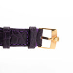 Photo en gros plan d'une Rolex Cellini 4087 Rectangulaire de 1995. 27,5 mm en or jaune 18 carats avec mouvement à remontage manuel, cadran argenté et bracelet en cuir d'origine.