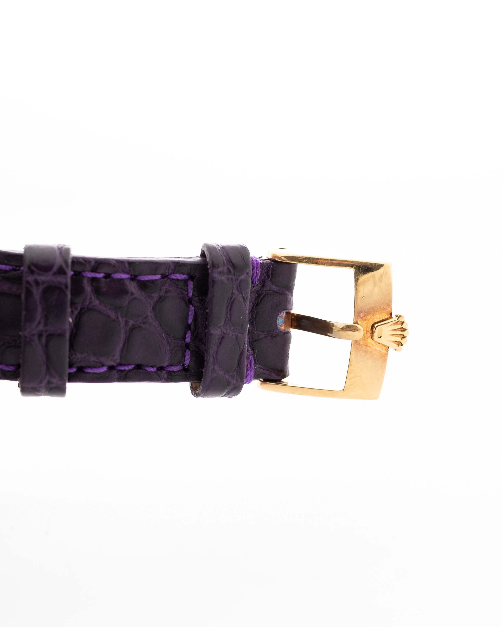 Photo en gros plan d'une Rolex Cellini 4087 Rectangulaire de 1995. 27,5 mm en or jaune 18 carats avec mouvement à remontage manuel, cadran argenté et bracelet en cuir d'origine.
