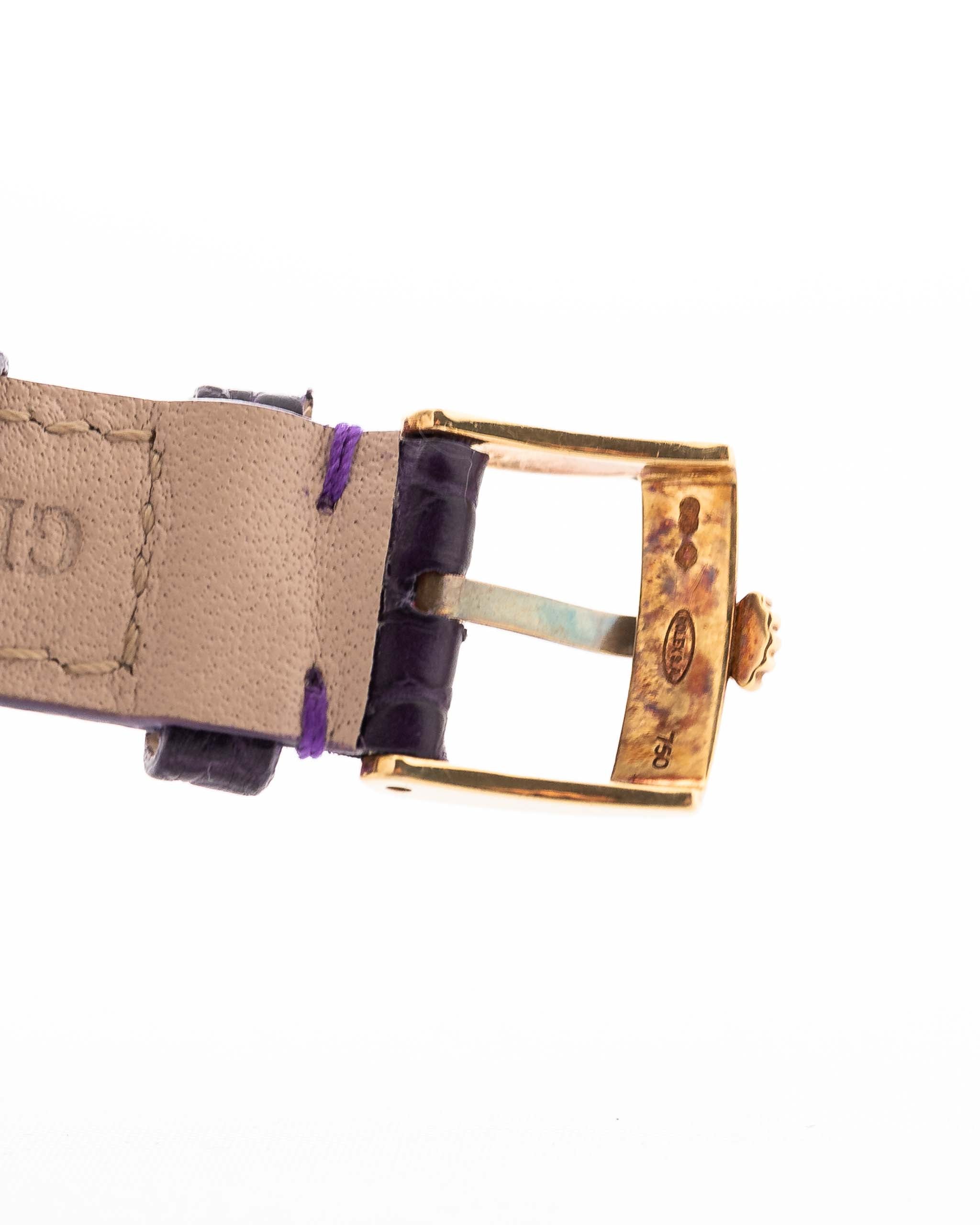 Photo en gros plan d'une Rolex Cellini 4087 Rectangulaire de 1995. 27,5 mm en or jaune 18 carats avec mouvement à remontage manuel, cadran argenté et bracelet en cuir d'origine.
