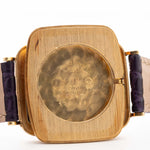 Photo en gros plan d'une Rolex Cellini 4087 Rectangulaire de 1995. 27,5 mm en or jaune 18 carats avec mouvement à remontage manuel, cadran argenté et bracelet en cuir d'origine.