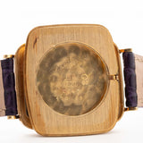 Photo en gros plan d'une Rolex Cellini 4087 Rectangulaire de 1995. 27,5 mm en or jaune 18 carats avec mouvement à remontage manuel, cadran argenté et bracelet en cuir d'origine.
