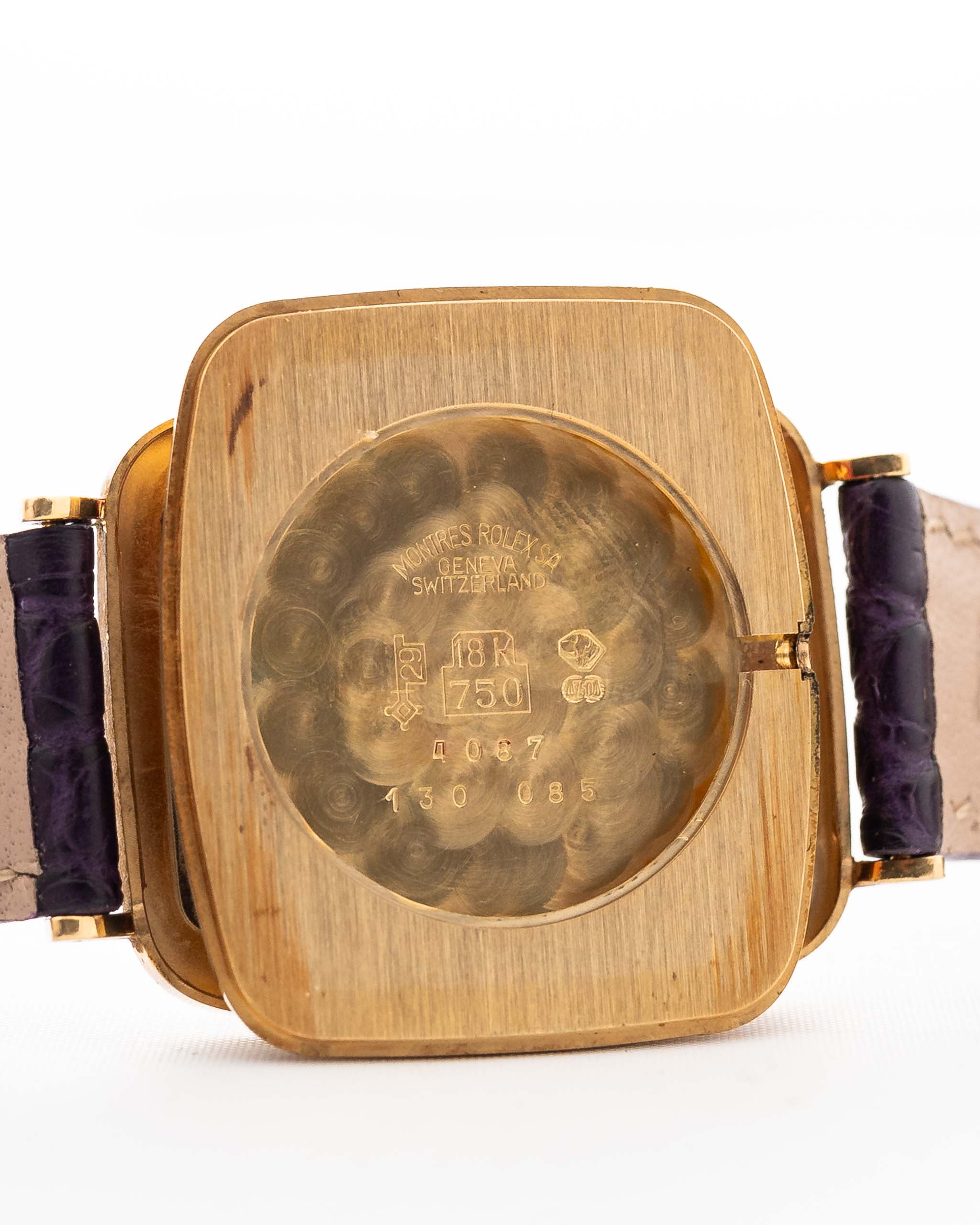 Photo en gros plan d'une Rolex Cellini 4087 Rectangulaire de 1995. 27,5 mm en or jaune 18 carats avec mouvement à remontage manuel, cadran argenté et bracelet en cuir d'origine.