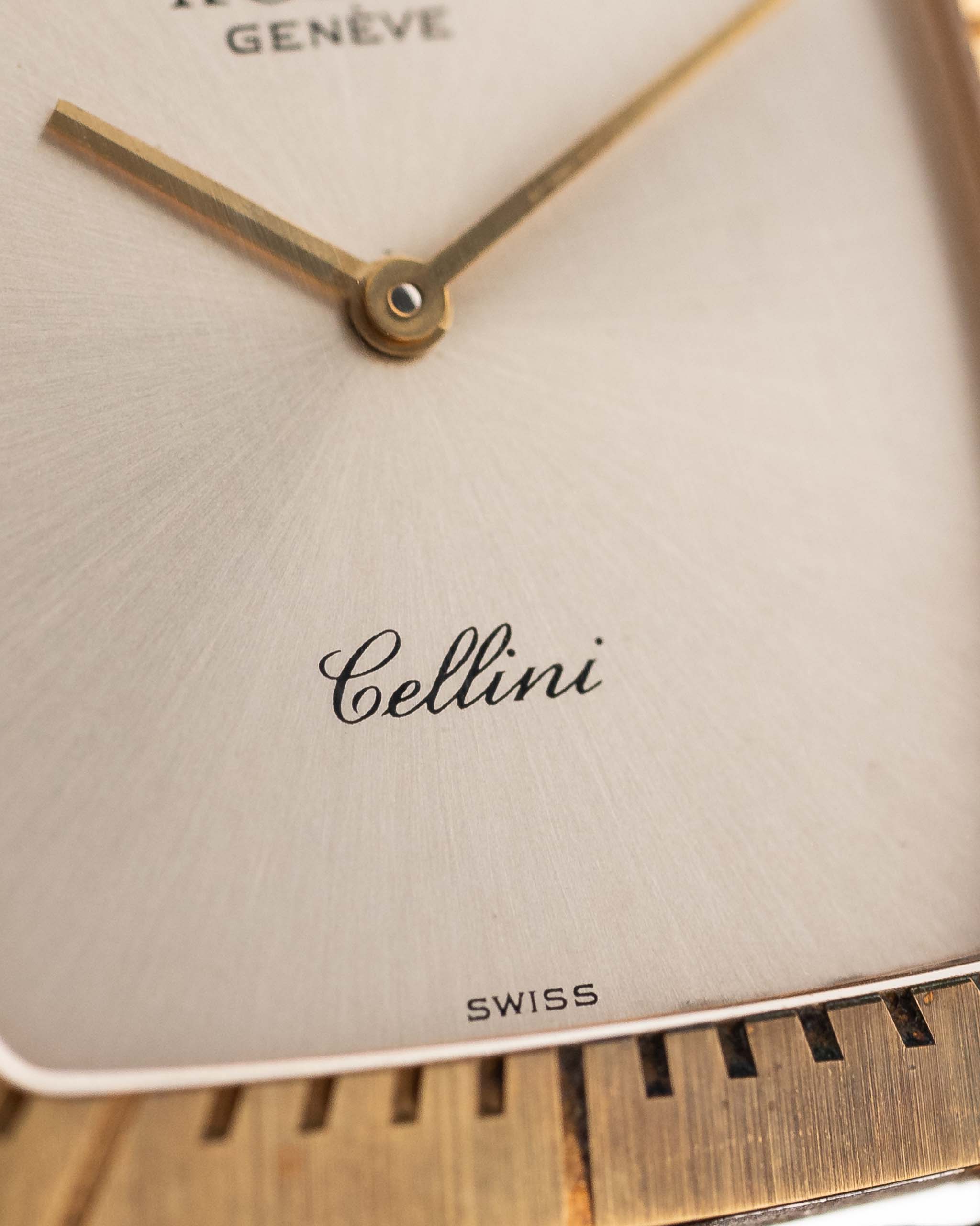 Photo en gros plan d'une Rolex Cellini 4087 Rectangulaire de 1995. 27,5 mm en or jaune 18 carats avec mouvement à remontage manuel, cadran argenté et bracelet en cuir d'origine.
