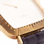 Photo en gros plan d'une Rolex Cellini 4087 Rectangulaire de 1995. 27,5 mm en or jaune 18 carats avec mouvement à remontage manuel, cadran argenté et bracelet en cuir d'origine.