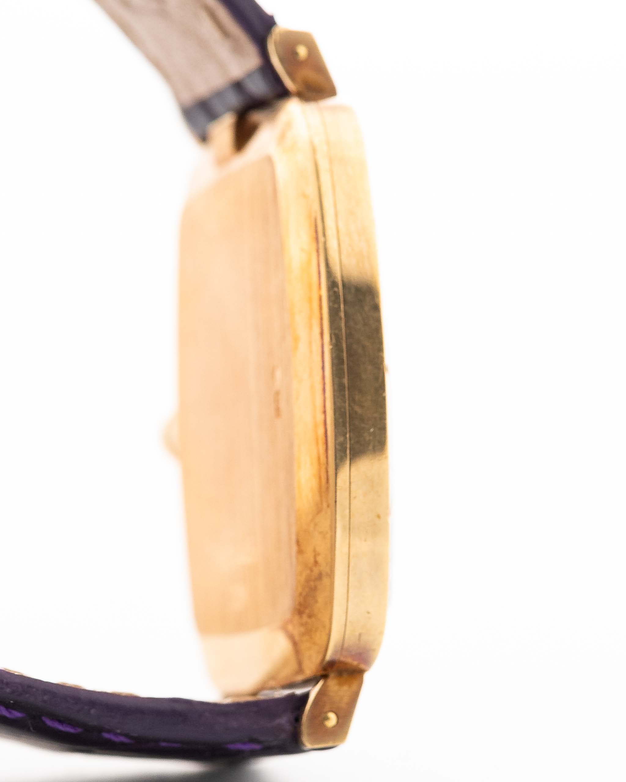 Photo en gros plan d'une Rolex Cellini 4087 Rectangulaire de 1995. 27,5 mm en or jaune 18 carats avec mouvement à remontage manuel, cadran argenté et bracelet en cuir d'origine.