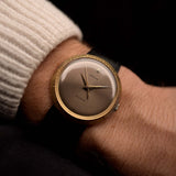 Montre vintage Rolex Precision 9919, or 18 carats, cadran gris, boîtier Disco Volante, mouvement manuel, au poignet, fond noir