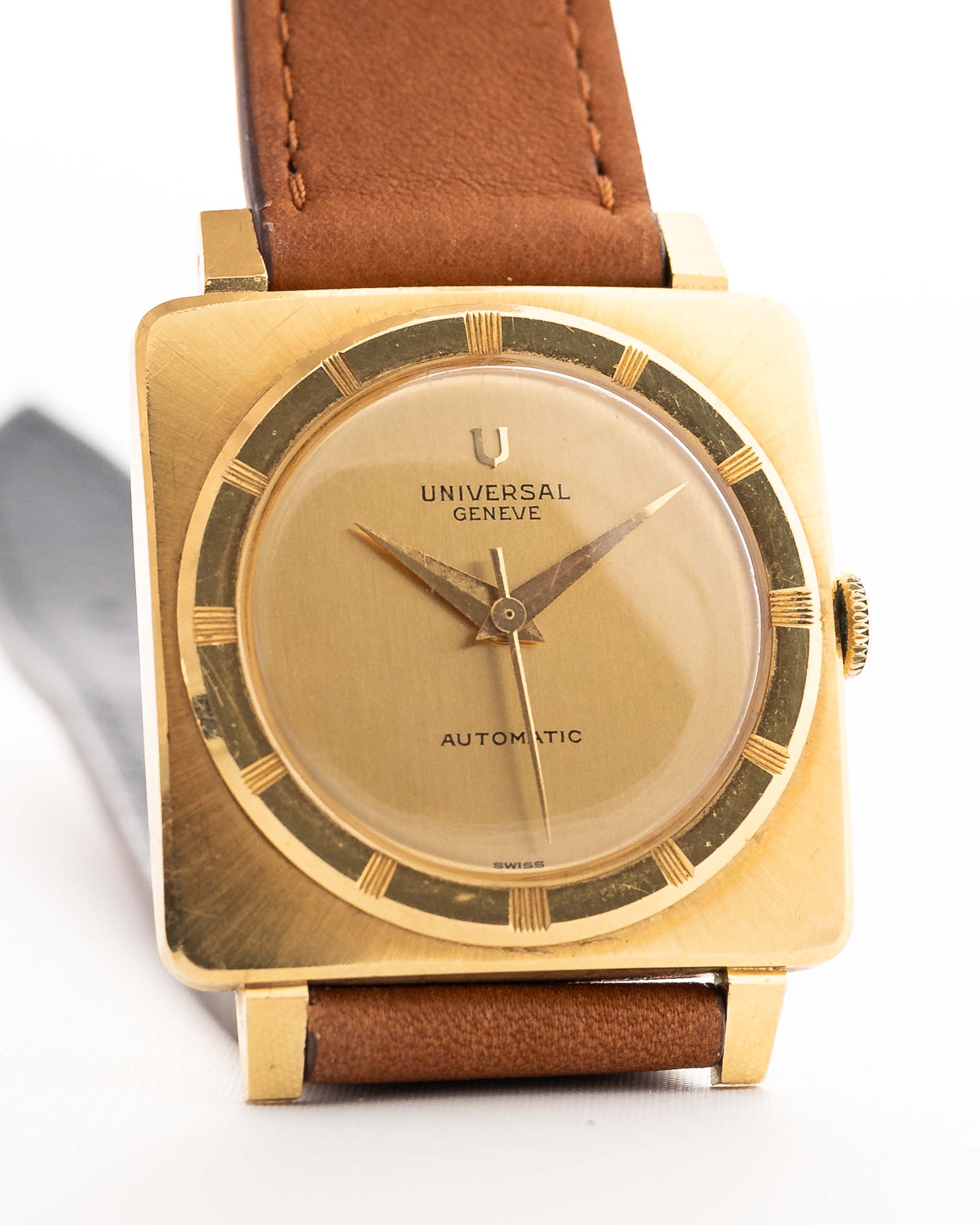 Vintage Universal Genéve 135102 watch  Cioccolatone 18k from the 1960s.