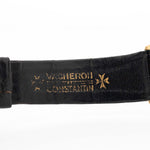Photo en gros plan d'une Vacheron Constantin 7374 Tonneau de 1973. 28mm en or jaune 18k avec mouvement à remontage manuel, cadran doré brossé et bracelet en cuir d'origine.